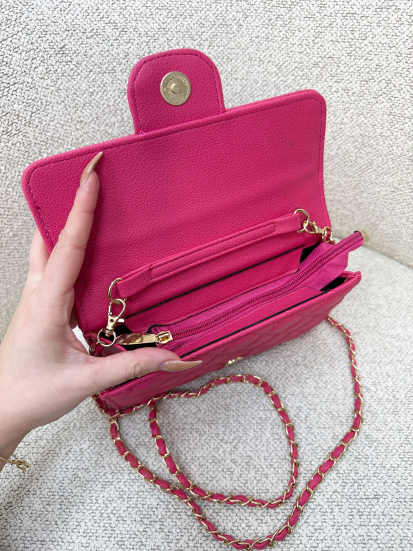CARTERA CON CADENA ROSA FUCSIA